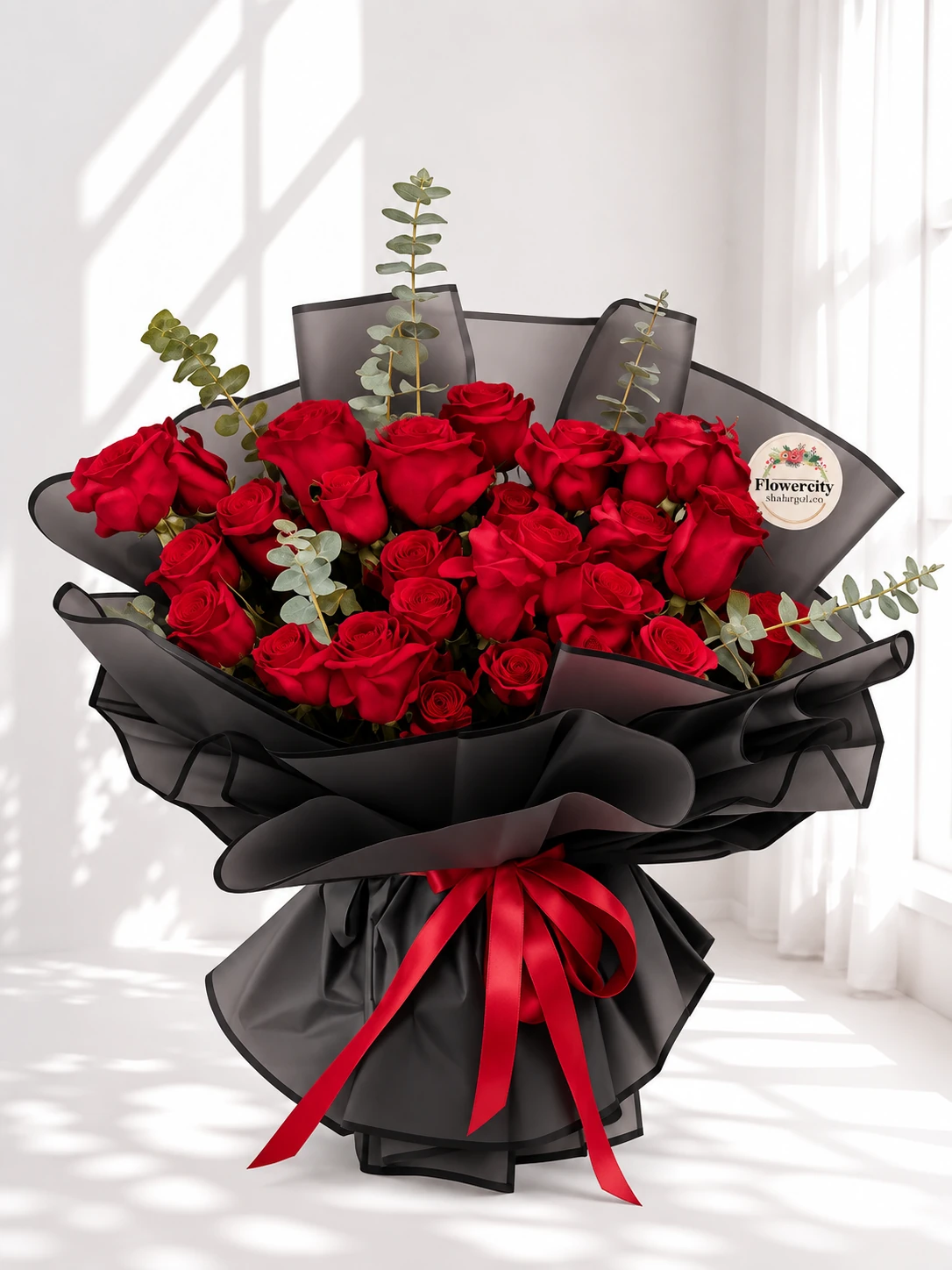 shahrgol.co-red-rose-bouquet-sheida دسته گل شیدا با رز قرمز و بستهبندی مشکی شهرگل