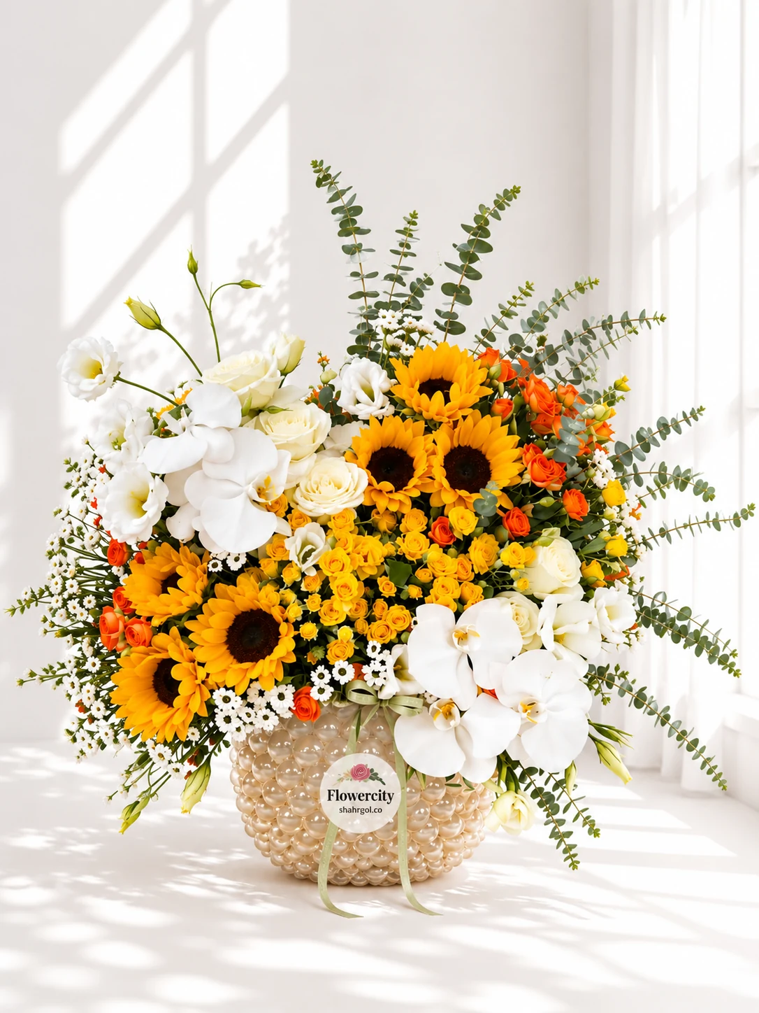 shahrgol.co-sunflower-orchid-flower-box جام گل آفتاب با آفتابگردان و ارکیده سفید