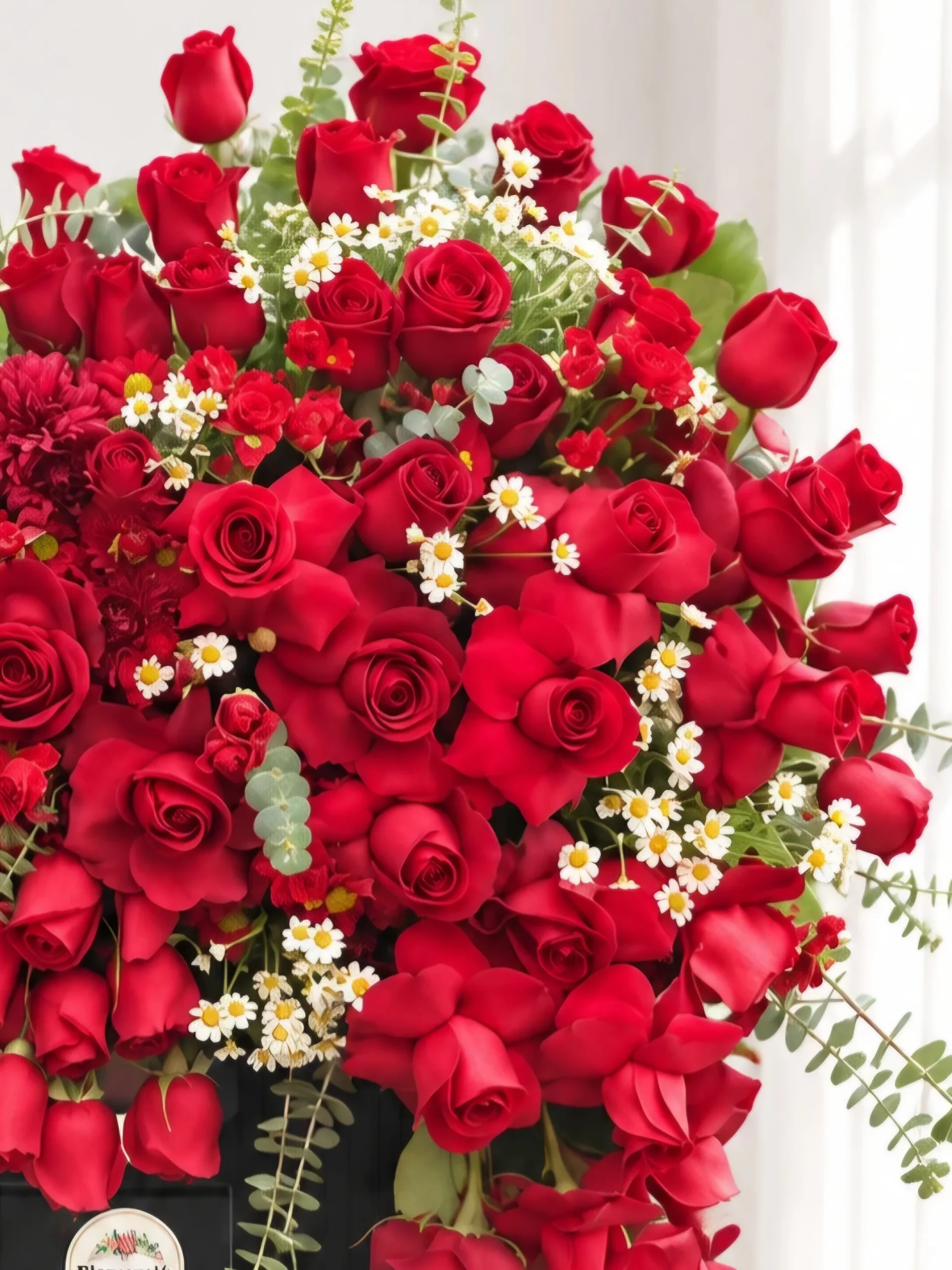 قاب گل رزلند با رز قرمز و گل‌آرایی لوکس
