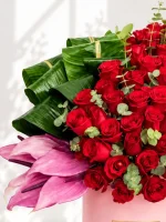 باکس گل رزاموند با رز قرمز و آنتریوم صورتی