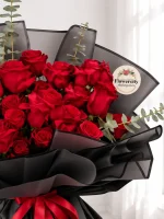 دسته گل شیدا با رز قرمز و بسته‌بندی مشکی شهرگل