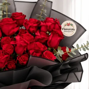 دسته گل شیدا با رز قرمز و بسته‌بندی مشکی شهرگل